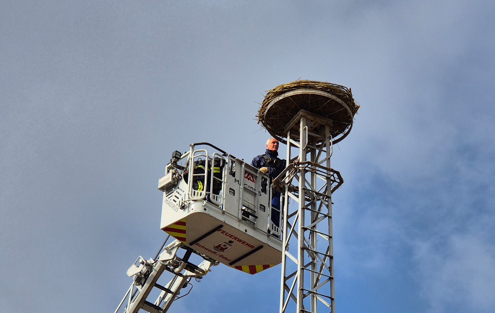 Foto: Mann im Feuerwehrkorb am neuen Nest