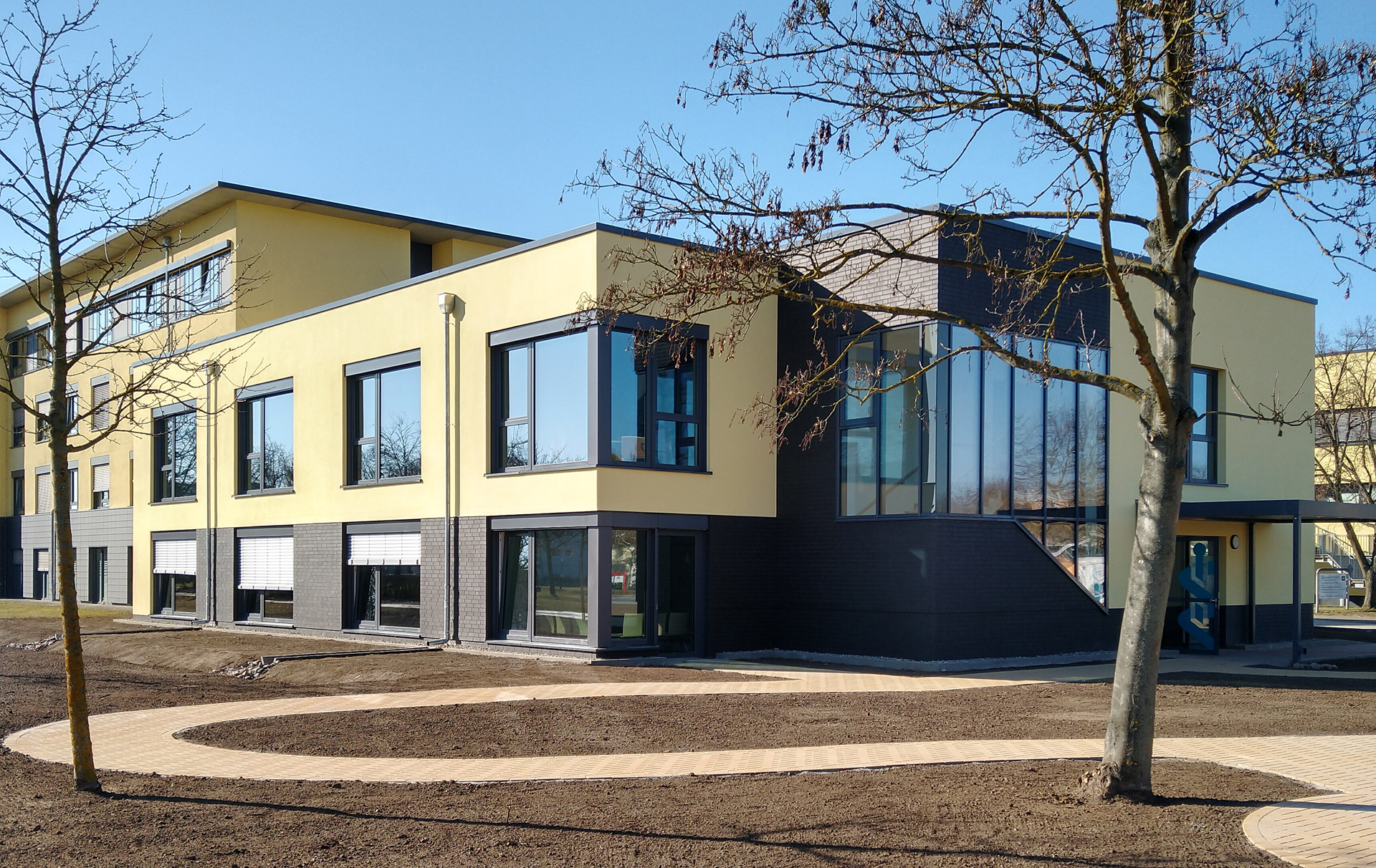 Foto: Neubau mit Außenanlagen