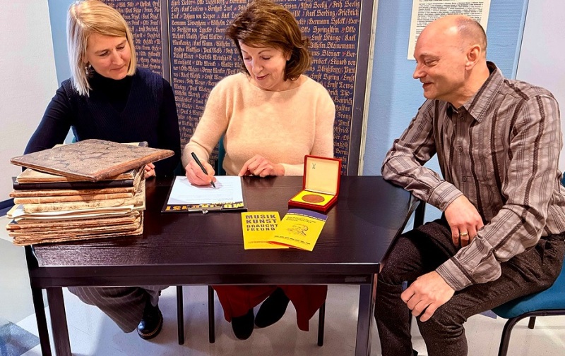 Foto: Unterschrift für die Übergabe J. A. P. Schulz-Dokumente 2025