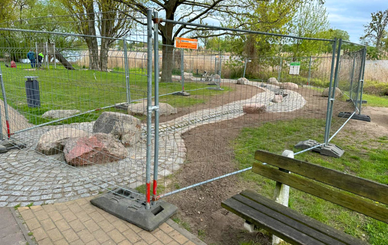 Foto: eingezäunter Wasserspielplatz