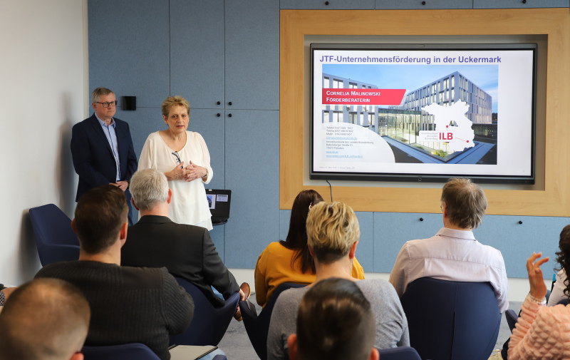 Foto: Frau referiert vor Publikum