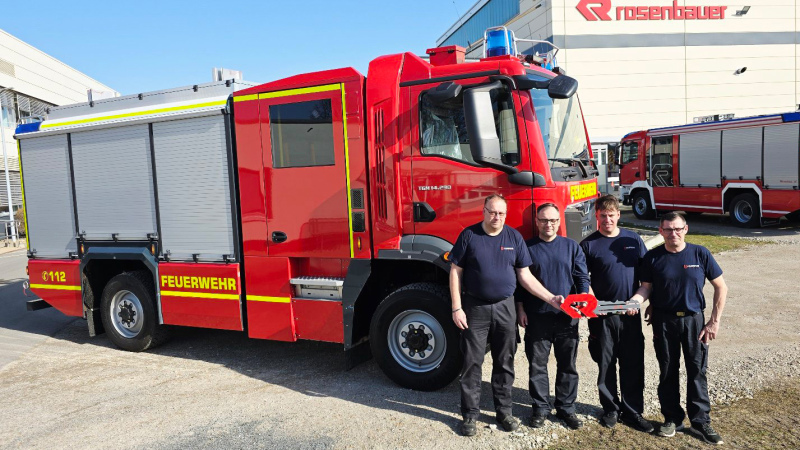 Foto: 4 Kameraden vor dem neuen Fahrzeug