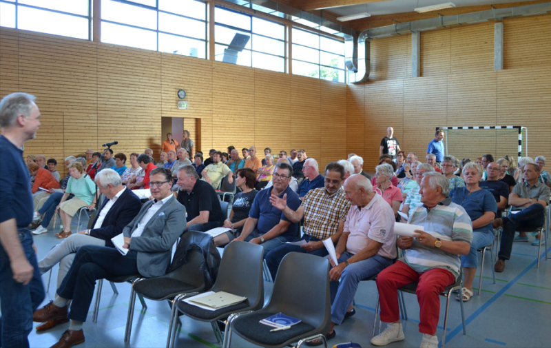 Foto: Besucher der Informationsveranstaltung in der Sporthalle