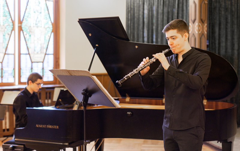 Foto: zwei Musiker, einer am Klavier, einer mit Klarinette