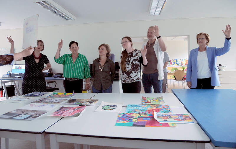 Foto: Jurymitglieder stimmen über einzelne Kunstwerke ab