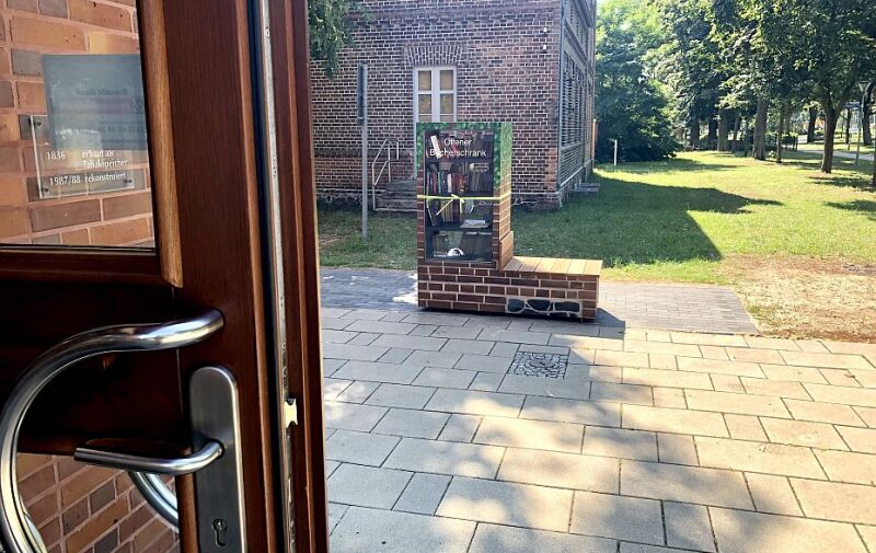 Foto: Bücherschrank neben Bibliothek