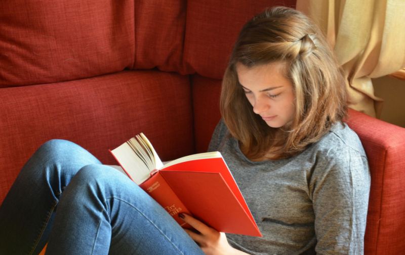 Foto: Lesendes Mädchen