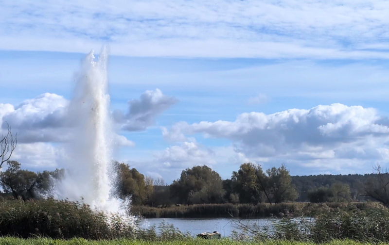 Foto: Wasserfontäne schießt aus dem Wasser