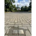 Foto: 2 Stolpersteine von der Familie Michaelis mit dem Berlischky-Pavillon im Hintergrund