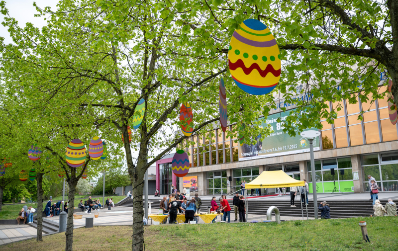 Foto: österliche Dekoration auf dem ubs-Vorplatz