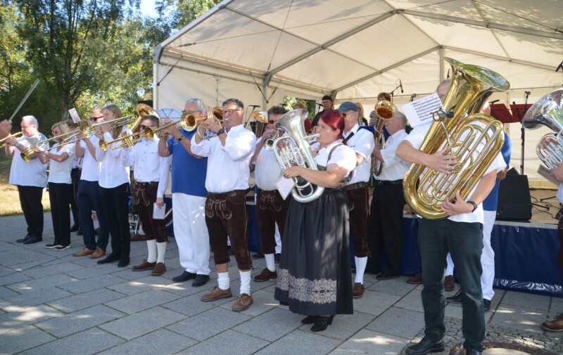 Foto: Blasorchester vor einer Bühne