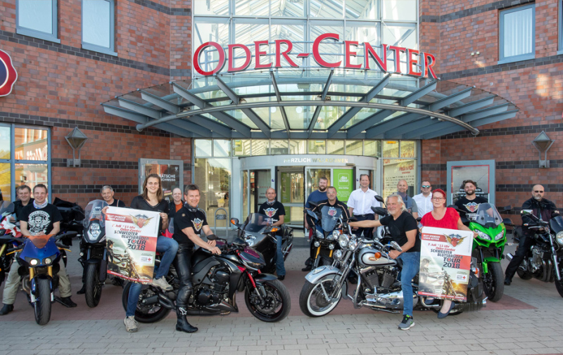 Gruppenfoto mit Bikern vor dem Oder-Center