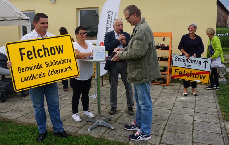 Foto: Ein Schild wird gezeigt und der Ersteigerer bezahlt.