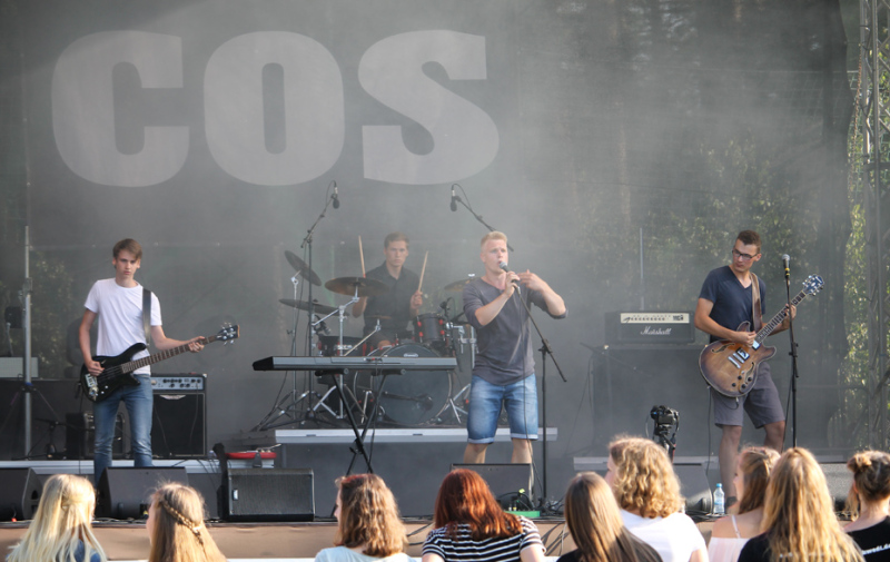 Foto: 4-köpfige Band auf der Bühne