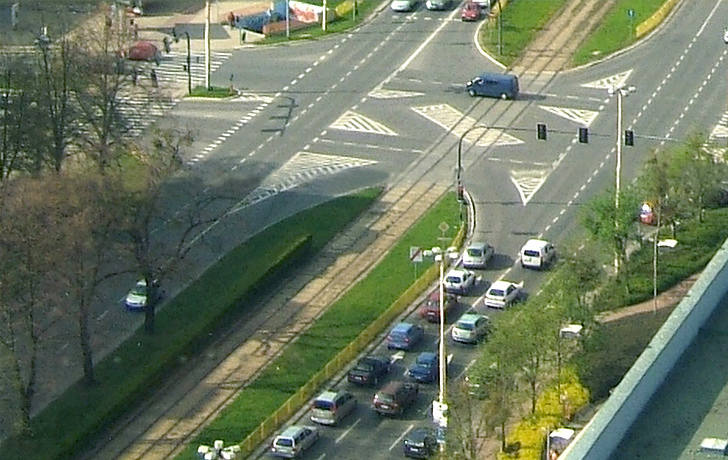 Foto: Blick von oben auf eine mehrspurige Straße