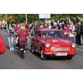 Foto: Dorfvereinsmitglieder mit ihrem roten Trabant