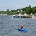 Foto vom 10. Juli 2016: Kanuten vor der Stadtsilhouette