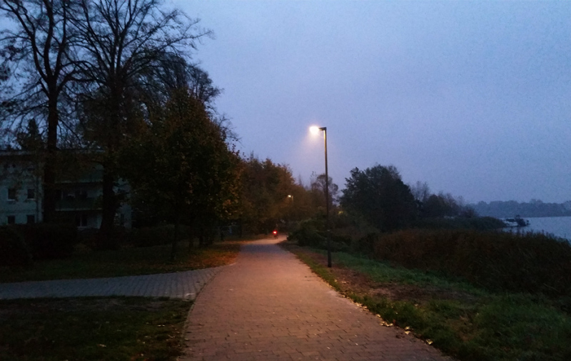 Foto: Straßenleuchte am Uferradweg
