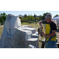 Foto: Künstler beim Bearbeiten des Steins