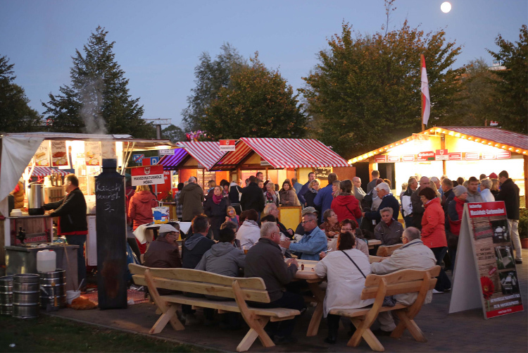 Foto: Gäste im Schlemmerdorf