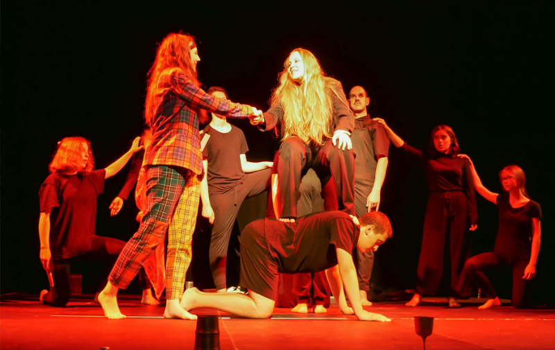 Foto: Gruppe junger Schauspielerinnen und Schauspieler