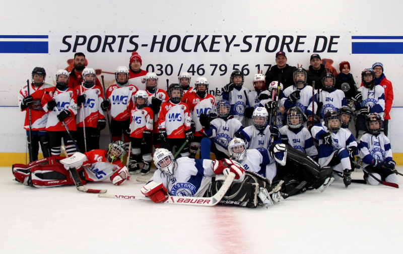 Gruppenfoto mit jungen Eishockey-Spielern
