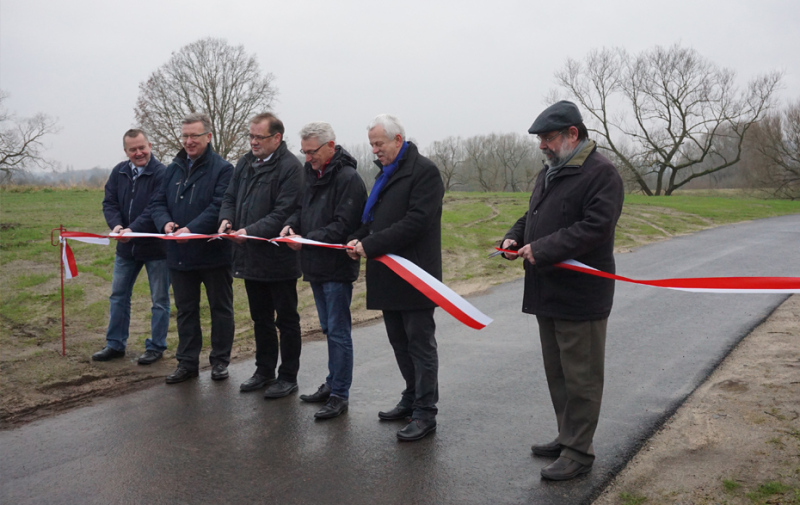 Gruppenfoto beim Banddurchschnitt