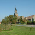 Foto: Dorfstraße mit Kirche