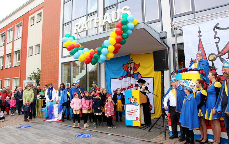 Foto: geschmückter Rathauseingang mit Kostümierten davor