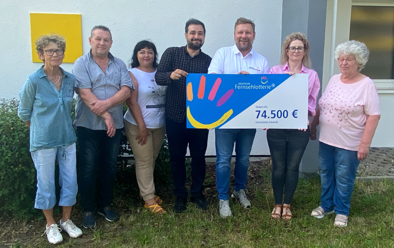 Gruppenfoto mit Scheck