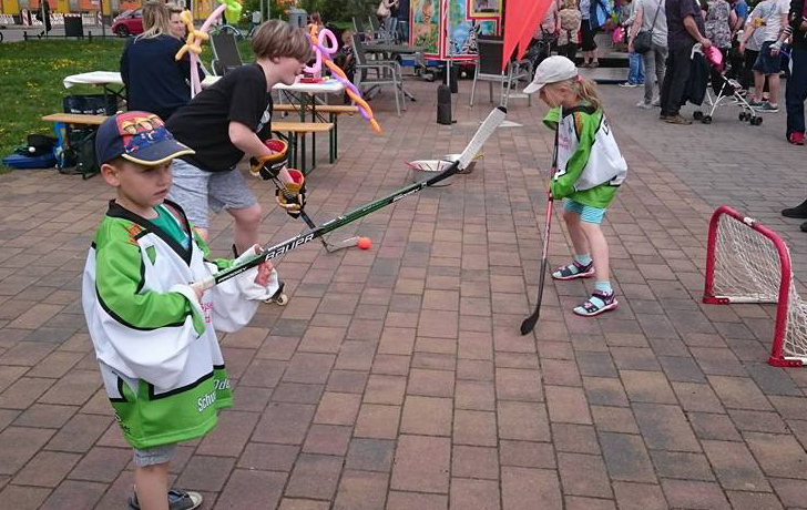 Foto: 3 Kinder spielen Hockey