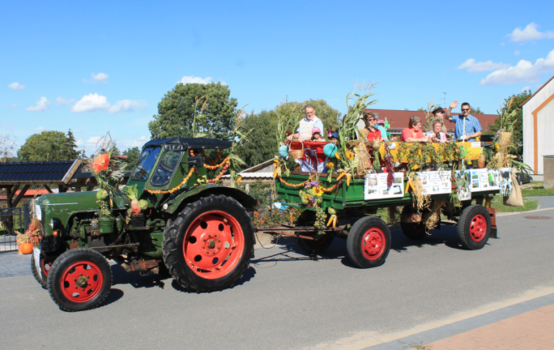 Foto: Traktor mit geschmücktem Anhänger