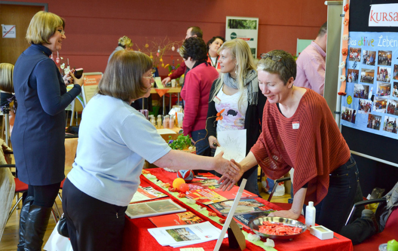 Foto: Messestand mit Publikum