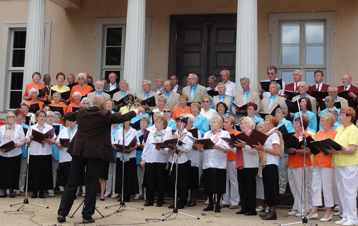Foto: Chöre vor dem Criewener Schloss