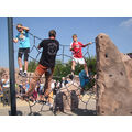 Foto: Kinder und Kletterer beim Bouldern