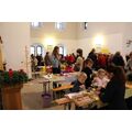 Foto: Kinder basteln in der Kirche
