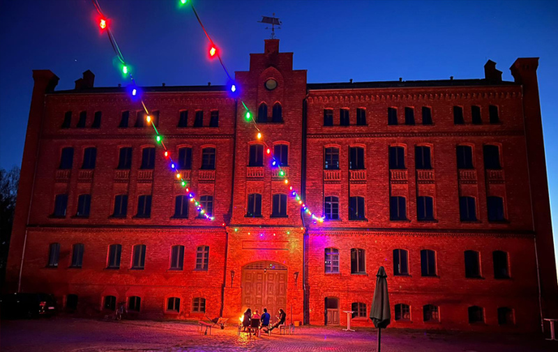 Foto: rot beleuchtetes Backsteinbauwerk