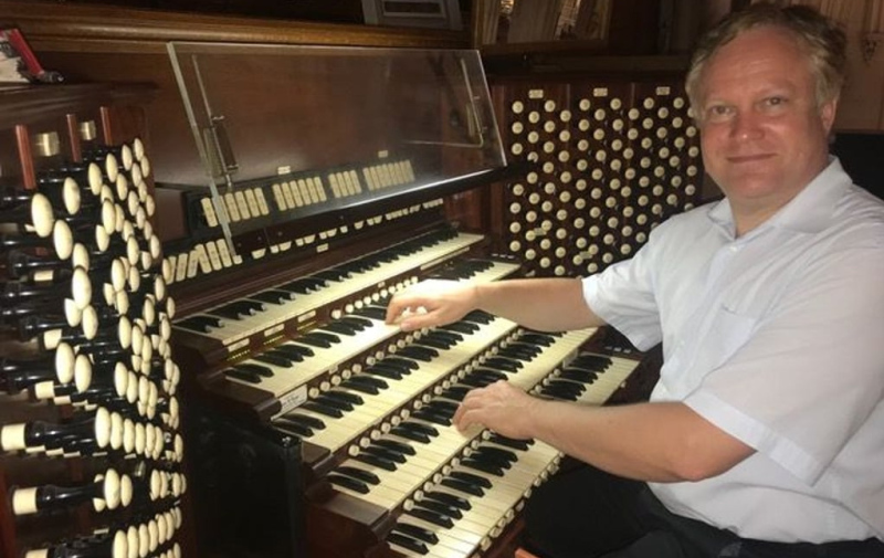 Foto: Organist spielt an einer Orgel