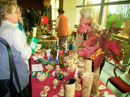 Foto: Besucher am Keramikstand