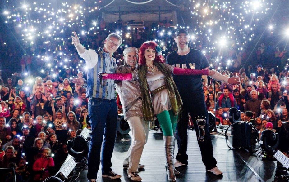 Foto: Personen auf einer Bühne