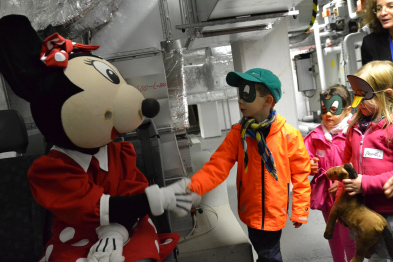 Foto: Kinder im Theaterkeller begrüßen Minnie Maus Foto: Kinder im Theaterkeller begrüßen Minnie Maus