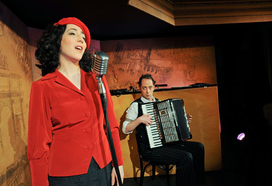 Foto: Sängerin und Akkordeonspieler