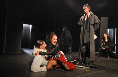 Foto: 5 Schauspieler auf einer schwarzen Bühne