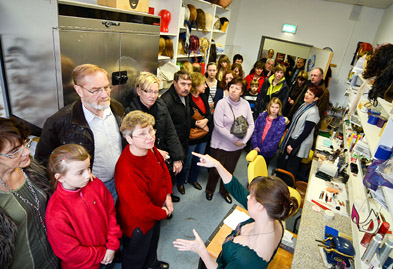 Foto: Besucher lauschen der Maskenbildnerin