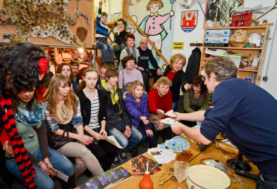 Foto: Besucher in der Requisite Foto: Besucher in der Requisite