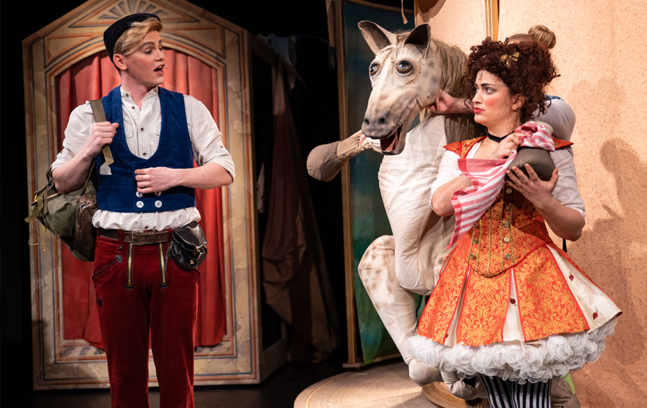 Foto: Hans mit Rucksack, Esel und junge Frau