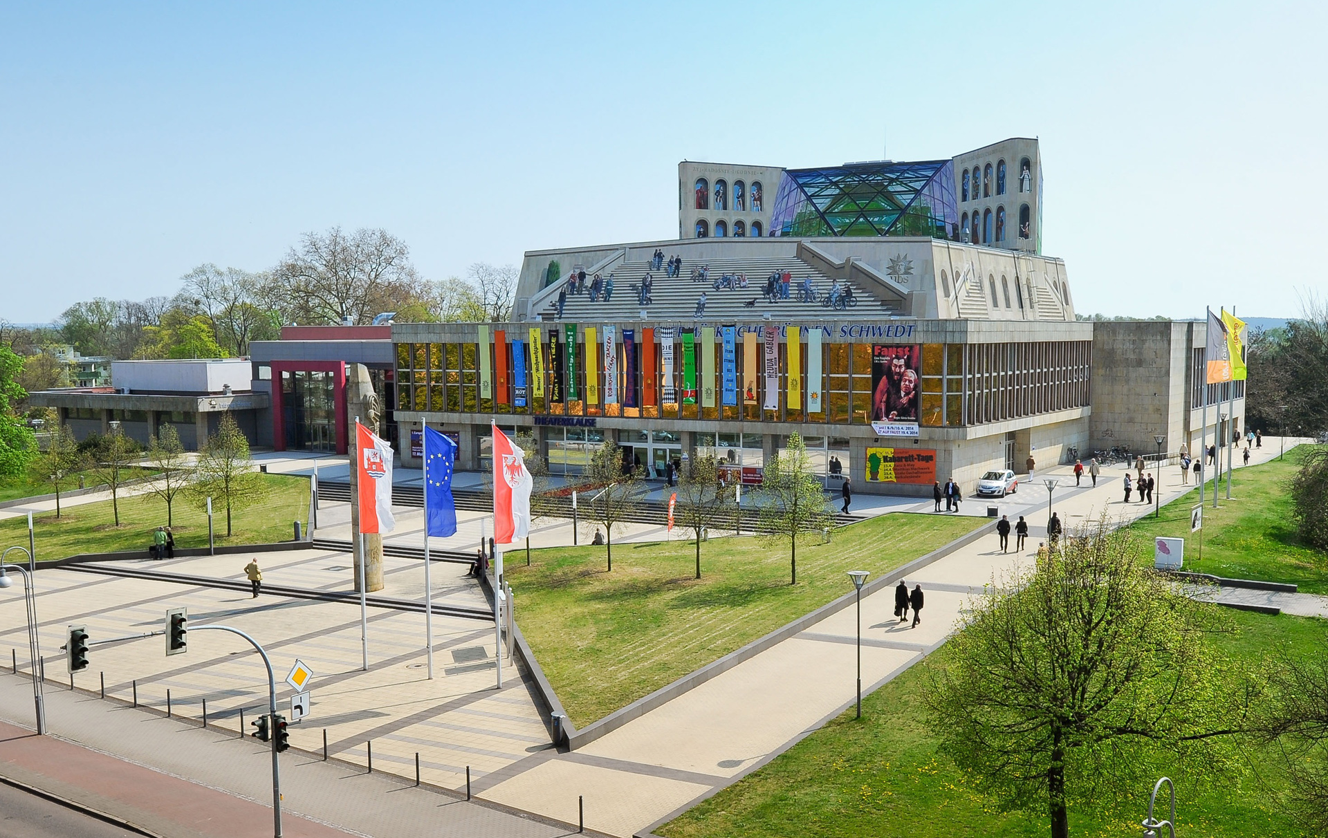 Foto: Theatergebäude mit Vorplatz