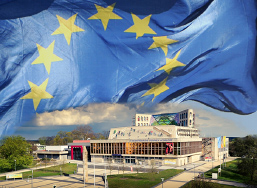 Foto: EU-Fahne über Uckermärkische Bühnen Foto: EU-Fahne über Uckermärkische Bühnen