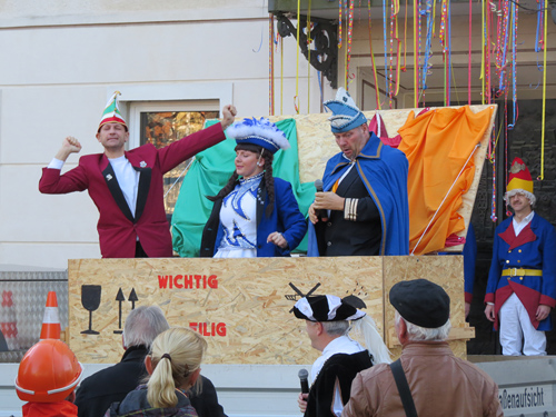 Foto: drei Karnavalisten in der Kiste