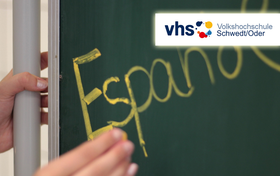 Foto: Espanól wird mit gelber Kreide an eine Tafel geschrieben